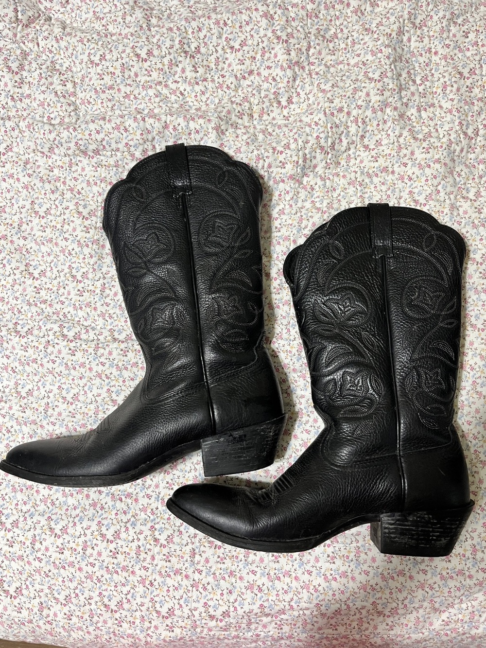 Ariat Women’s Heritage R Toe Western Black Embroidered Boots. 8.5B